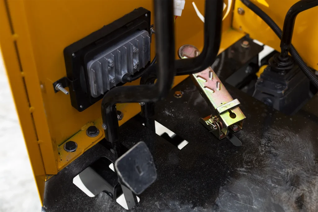 mini-crawler-dumper-truck-cab-2